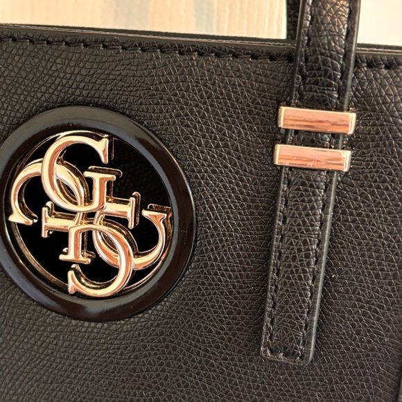 EUC 👜 GUESS purse with zipper - Picture 3 of 11